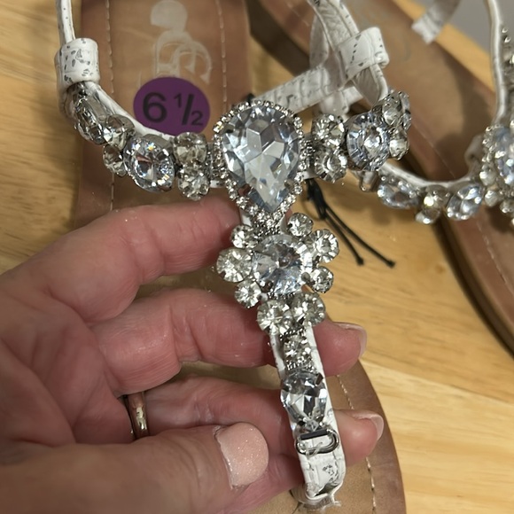 💕5/$15 T strap Bridal Sandals, NEW size 6 1/2 - Picture 2 of 3